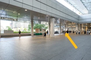 画像：ルート説明2　桜通口を出ると右斜め方向に進みます。