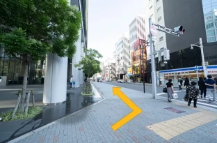 画像：ルート説明5　ローソンがあるので、その手前を左折します。