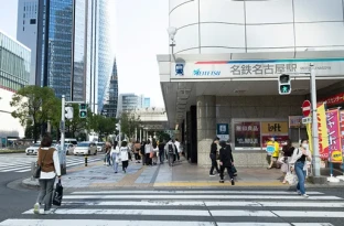 画像：ルート説明3　名鉄名古屋駅が見えますのでそのまま直進します。