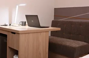 画像：大型デスクとベンチソファ
