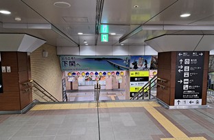 改札（2階）を出ましたら1階2階どちらでもかまいませんので、左手（西口方面）に向かってください。 1階→02へ  2階→03へ