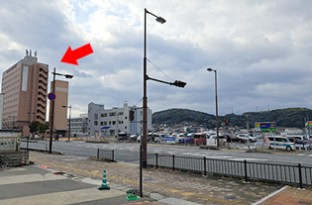 信号機に到達しますと前方にホテルをご確認いただけますので横断歩道をお渡り頂いて徒歩約１分程でございます。