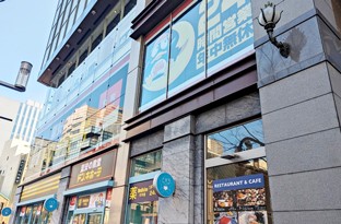 地上へ出たら右へ曲がってください。（ドン・キホーテが入っているビルの1階へ出ます）